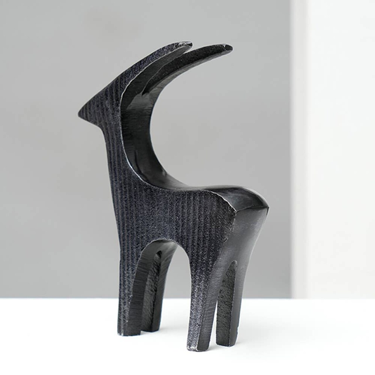 Black Ribbed Deer Sculptures – Modern Aluminum Animal Figurines